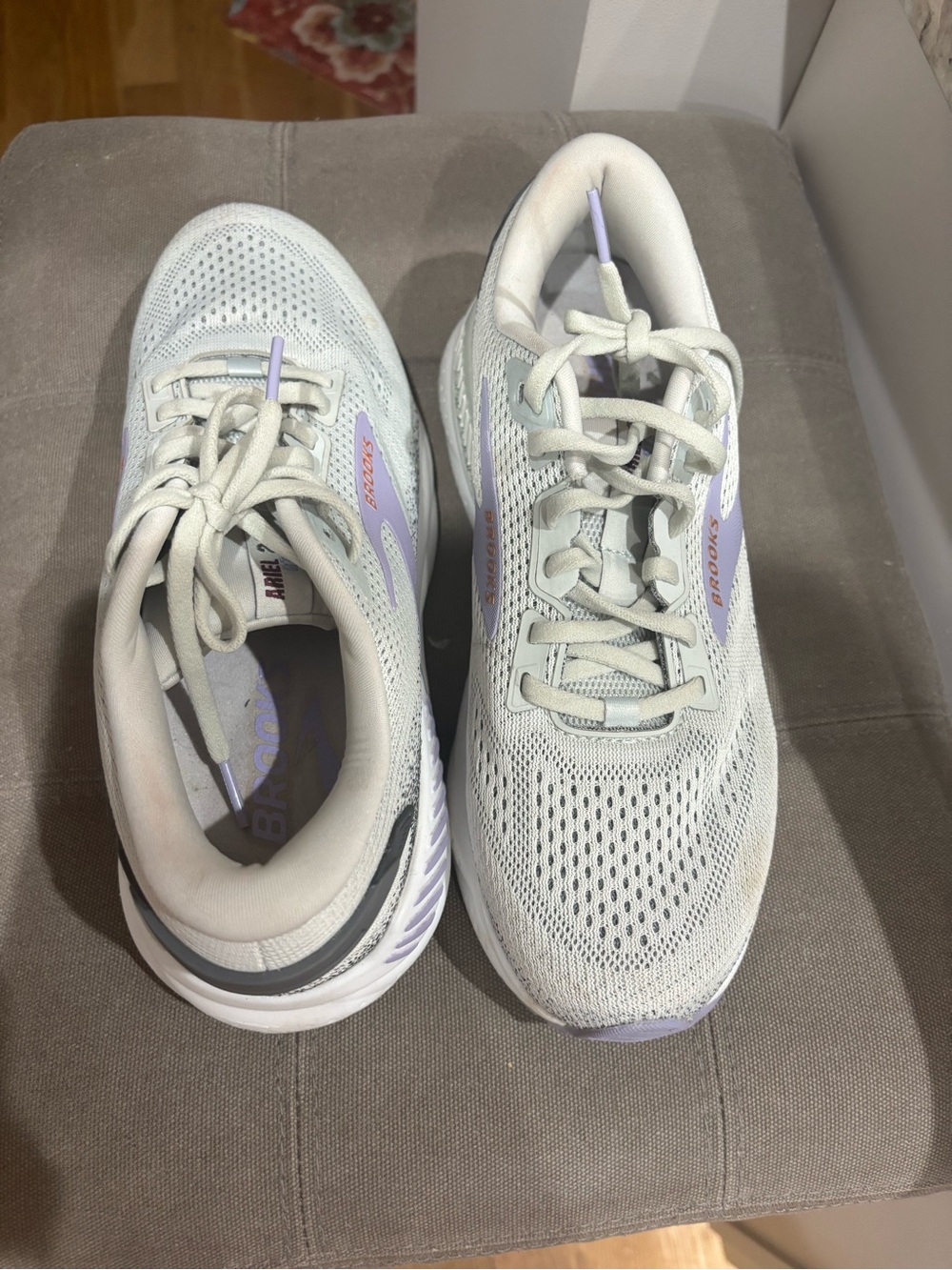 Like new Brooks Women's  Ariel GTS. White & Lavender walk/run shoes 9.5. Pd125